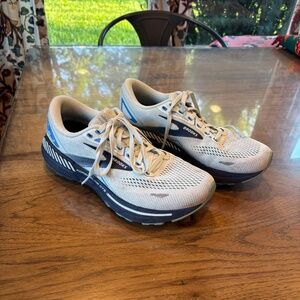 Brooks Adrenaline GTS 23 - size 10 Women’s